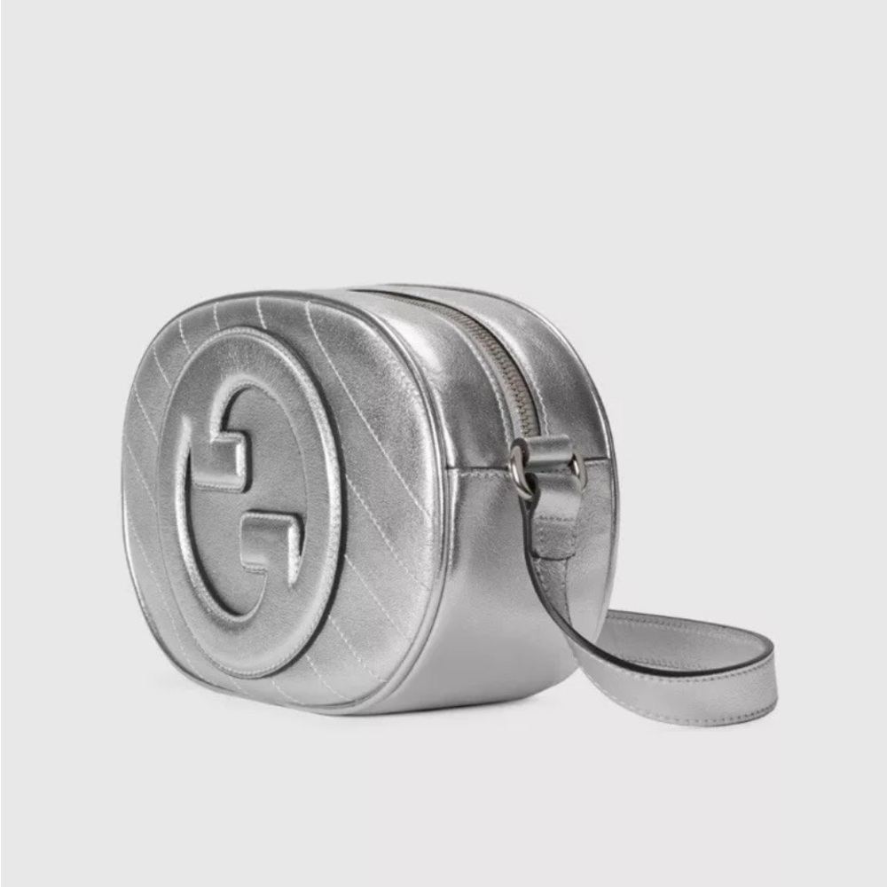 Gucci Silver Crossbody Bag with Textured Leather and Embossed Logo - Picture 2 of 9